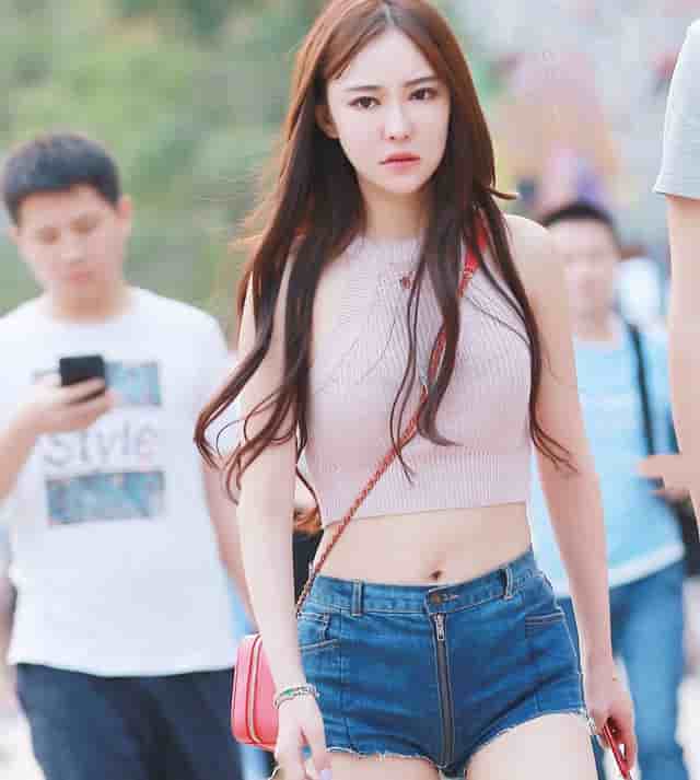 鞋子踩在地板砖上很响(新鞋子踩地板砖上面嗤嗤响)