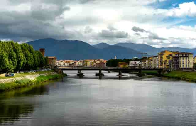 一套车牌识别系统包含什么设备，如何选择？找杭州亚希智能！